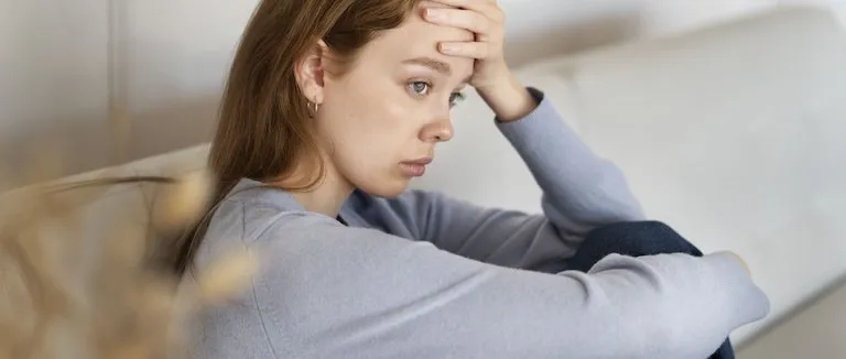 Depresyon belirtileri nelerdir? Depresyon hakkında bilinmesi gerekenler ve başa çıkma yöntemleri. İzmir psikolog desteği hakkında detaylı bilgi.